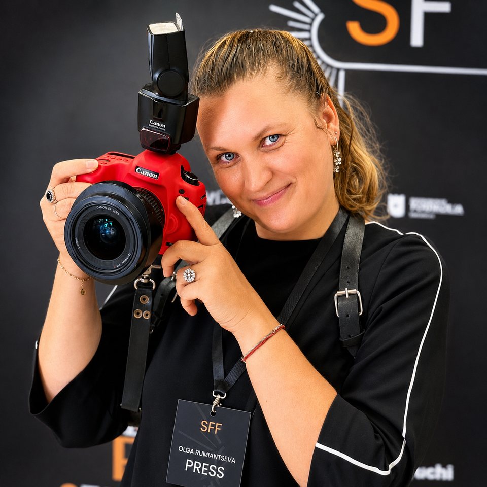 Ольга Румянцева с фотокамерой Canon и пресс-бейджем