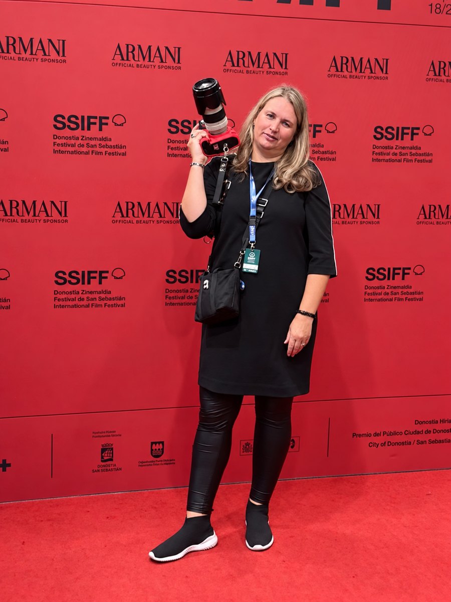 Ольга Румянцева с фотокамерой на пресс-воле кинофестиваля в Сан-Себастьяне